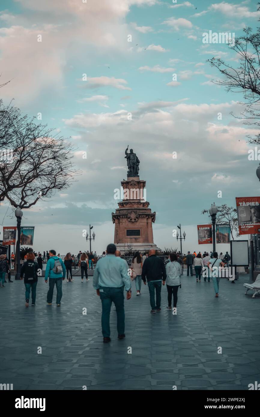 Persone che camminano attraverso la città di Tarragona il primo giorno in cui è stato permesso uscire dopo la quarantena Covid-19. Foto Stock