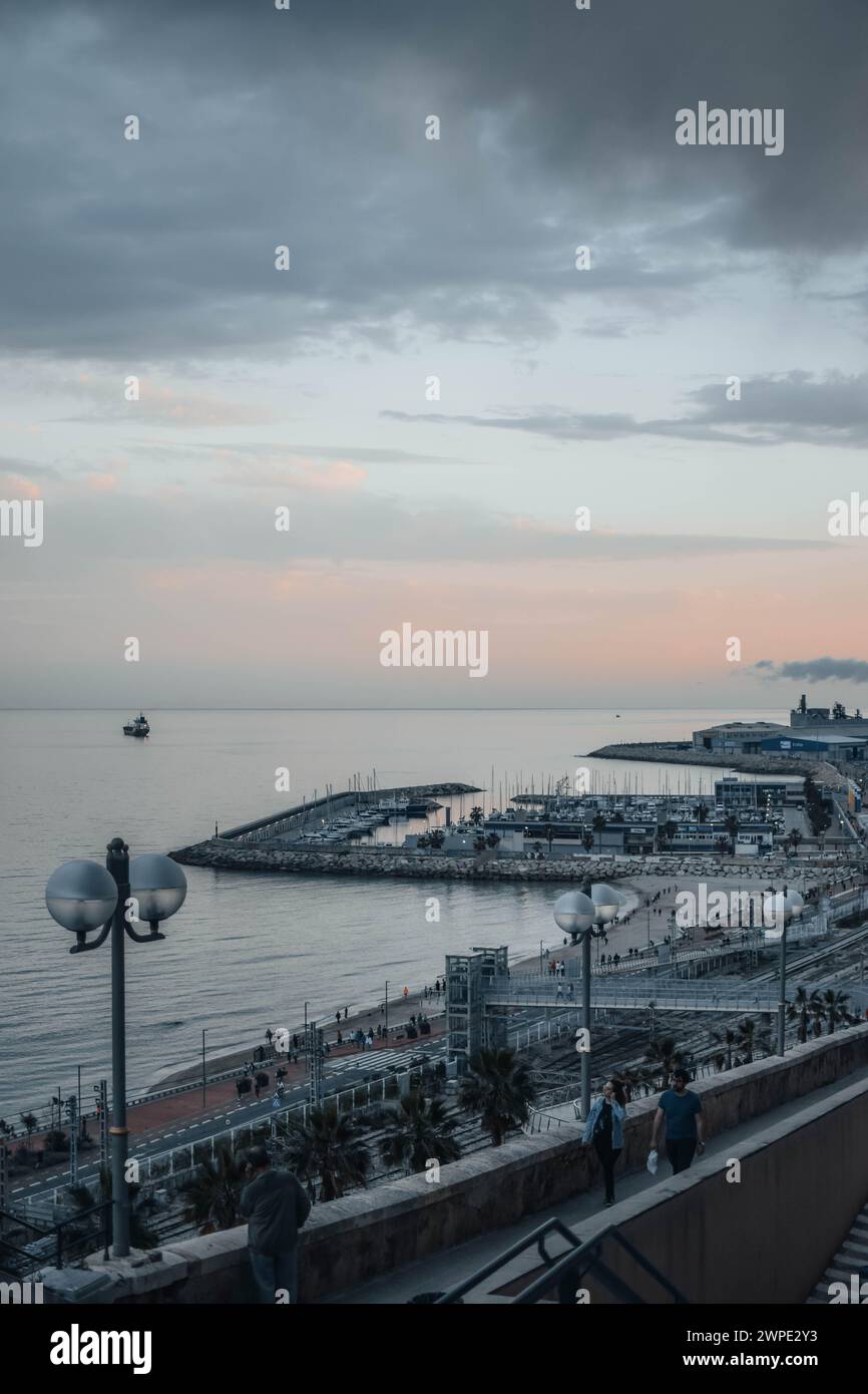 La città di Tarragona il primo giorno dopo la quarantena di Covid-19. Foto Stock