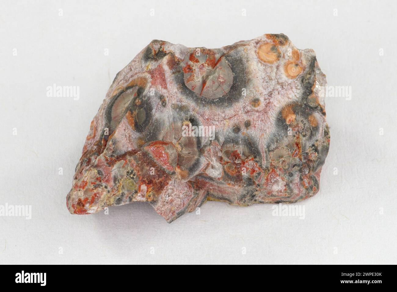 Rhyolite è un campione isolato di roccia vulcanica formato da lava eruttante Foto Stock