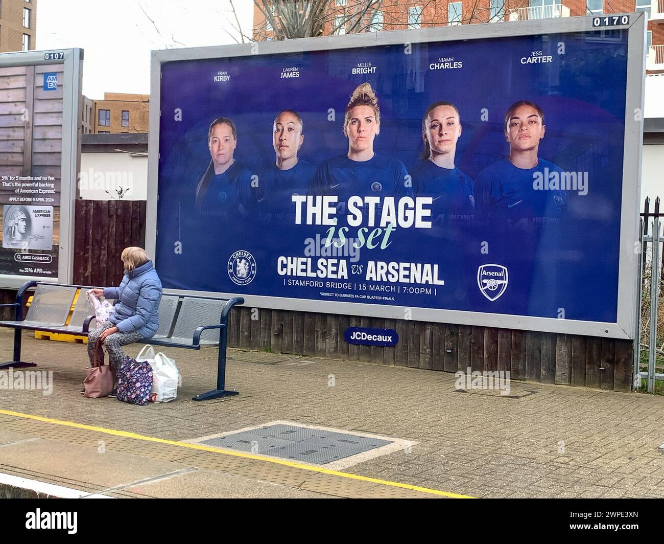 Surrey, Regno Unito. 5 marzo 2024. Un annuncio per la partita di calcio femminile Chelsea vs Arsenal il 15 marzo 2024 in una stazione ferroviaria del Surrey. Crediti: Maureen McLean/Alamy Foto Stock