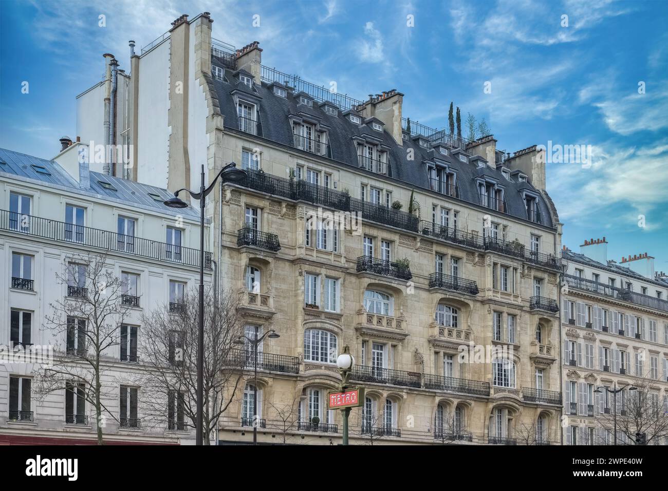 Parigi, splendidi edifici Boulevard Voltaire nell'11e arrondissement, con un cartello della metropolitana Foto Stock