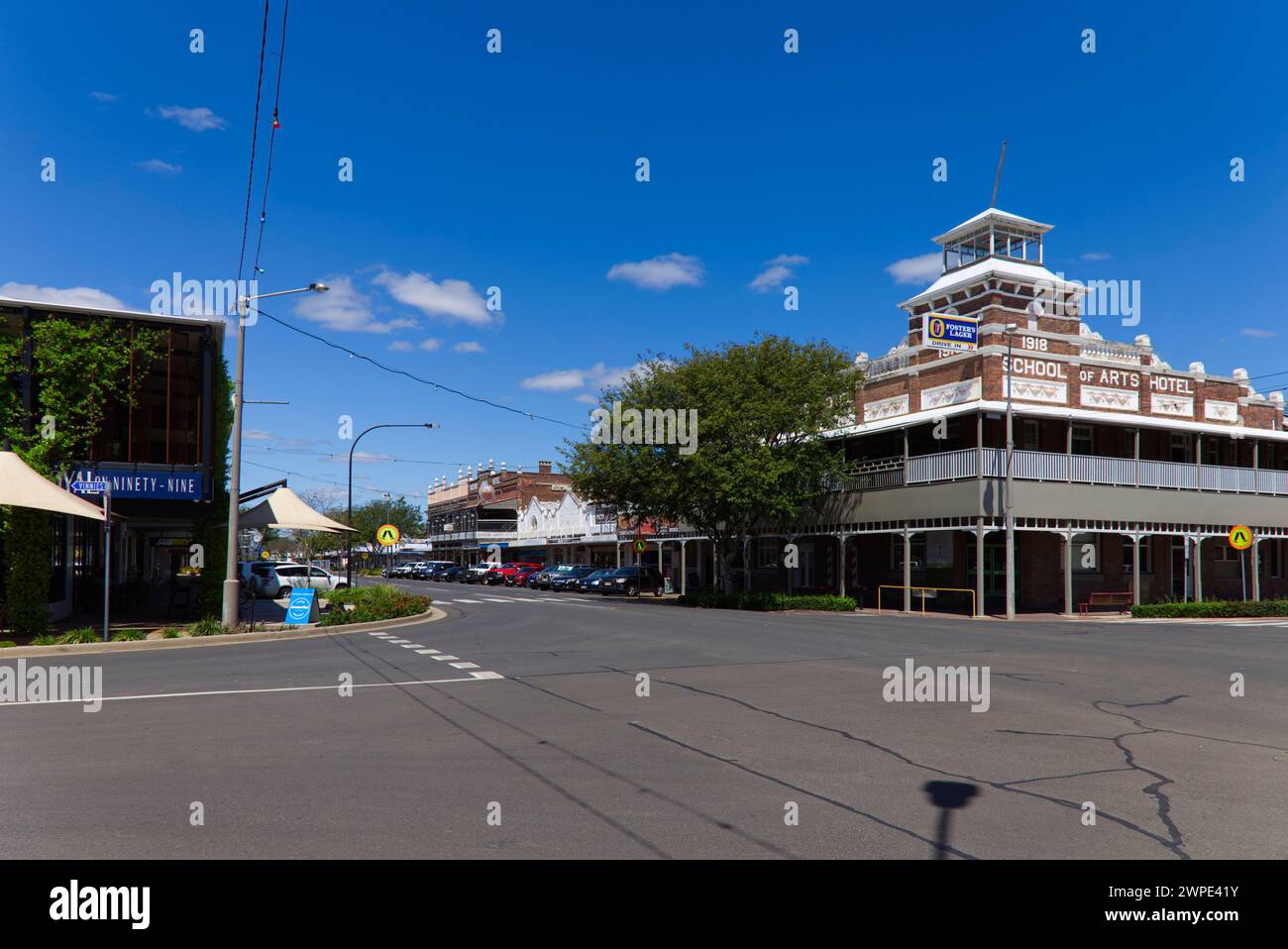 Historic School of Arts Hotel (1918) e The Modern Royal in Ninety Nine McDowall Street Roma Queensland Australia Foto Stock