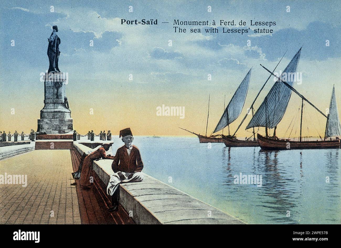 Cartolina di Port Said. Monumento dedicato a Ferdinand de Lesseps con vista sul porto e sul mare. Intorno al 1900. Foto Stock