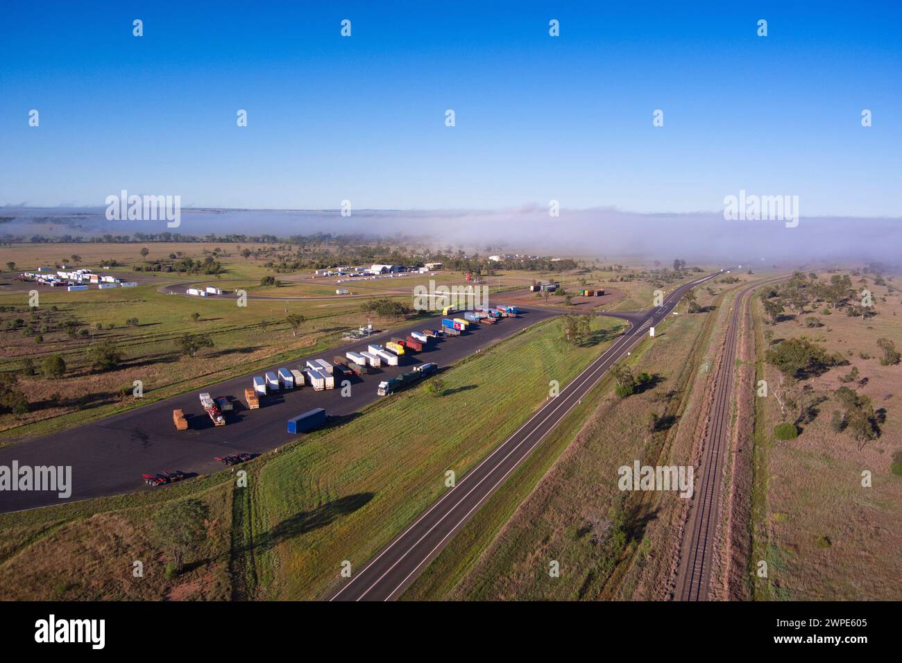 L'antenna del treno si aggancia e parcheggia sulla Warrego Highway Roma Queensland Australia Foto Stock