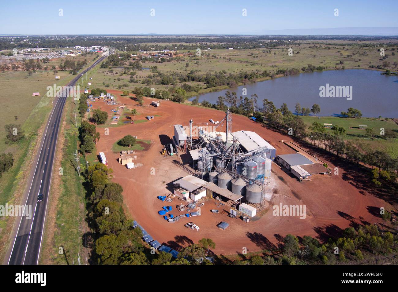 Aerial of Top Country Feed integra Silos sulla Warrego Highway a Roma Queensland Australia Foto Stock