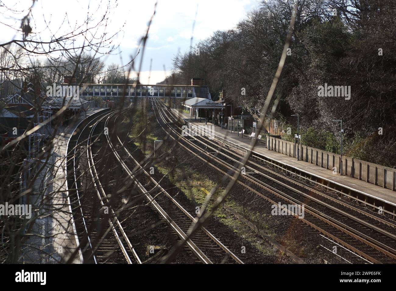 Stazione ferroviaria principale di Farnborough vista dal ponte di Farnborough Road Farnborough Hampshire Regno Unito Foto Stock