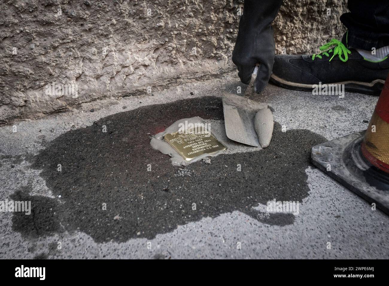 Milano, Italia. 7 marzo 2024. Posa delle pietre d'inciampo nelle strade di Milano, posa della pietra di Weissenstein De Francesco Margarethe in via Renato Fucini 5Milano, Italia - Cronaca Mercoledì, marzo 7, 2024. (Foto di Marco Ottico/Lapresse) posa di ostacoli per le strade di Milano Milano Milano, Italia - News mercoledì 7 marzo 2024. (Foto di Marco otto/Lapresse) credito: LaPresse/Alamy Live News Foto Stock