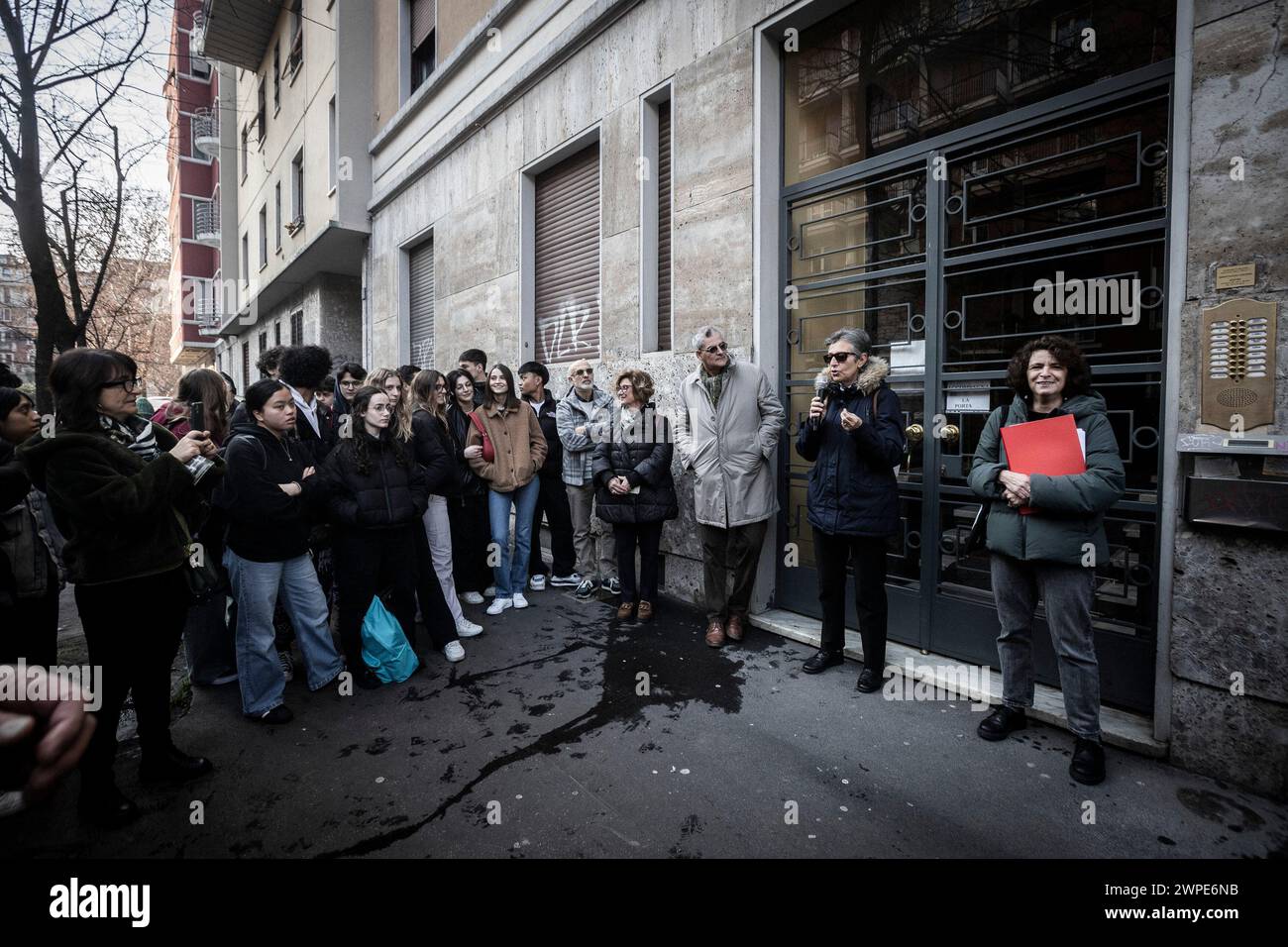 Milano, Italia. 7 marzo 2024. Posa delle pietre d'inciampo nelle strade di Milano, posa della pietra di Morandi Anacleto via Eugenio Carpi 3Milano, Italia - Cronaca Mercoledì, marzo 7, 2024. (Foto di Marco Ottico/Lapresse) posa di ostacoli per le strade di Milano Milano Milano, Italia - News mercoledì 7 marzo 2024. (Foto di Marco otto/Lapresse) credito: LaPresse/Alamy Live News Foto Stock