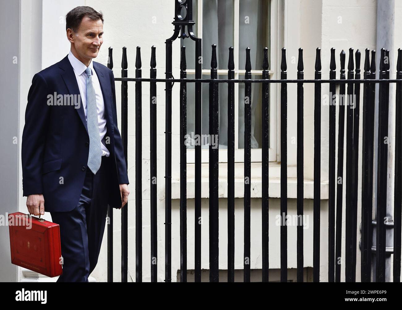 Inghilterra, Londra, Westminster, Jeremy Hunt, Cancelliere conservatore dello Scacchiere, che tiene la scatola rossa di spedizione a Downing Street durante il giorno di bilancio 2024. Foto Stock
