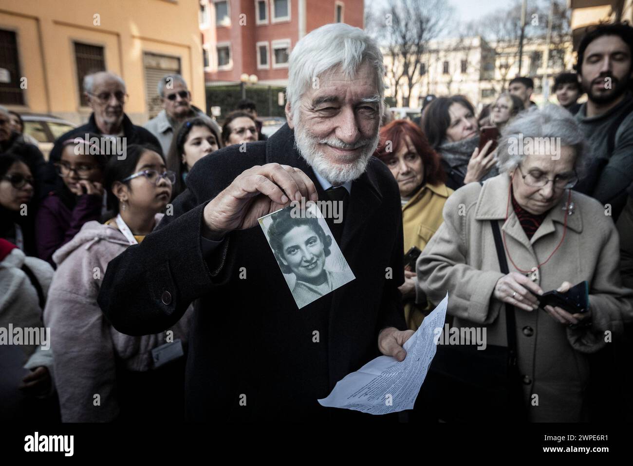 Milano, Italia. 7 marzo 2024. Posa delle pietre d'inciampo nelle strade di Milano, posa della pietra di Foà Bianca via Pompeo Cambiasi 3, nella foto il nipote mostra la foto della pro zia BiancaMilano, Italia - Cronaca Mercoledì, marzo 7, 2024. (Foto di Marco Ottico/Lapresse) posa di ostacoli per le strade di Milano Milano Milano, Italia - News mercoledì 7 marzo 2024. (Foto di Marco otto/Lapresse) credito: LaPresse/Alamy Live News Foto Stock