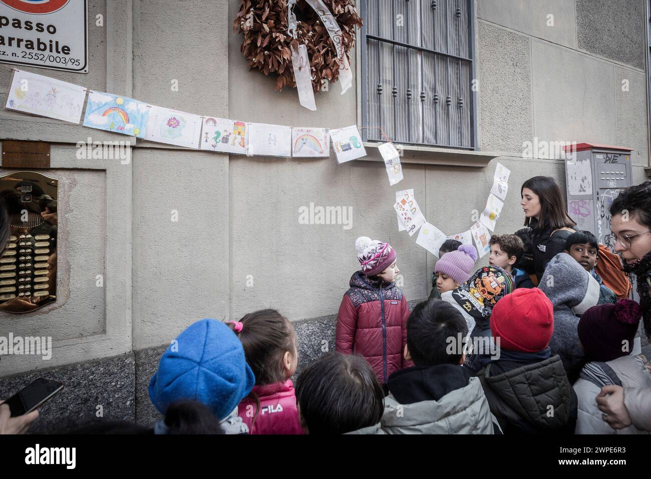 Milano, Italia. 7 marzo 2024. Posa delle pietre d'inciampo nelle strade di Milano, posa della pietra di Foà Bianca via Pompeo Cambiasi 3Milano, Italia - Cronaca Mercoledì, marzo 7, 2024. (Foto di Marco Ottico/Lapresse) posa di ostacoli per le strade di Milano Milano Milano, Italia - News mercoledì 7 marzo 2024. (Foto di Marco otto/Lapresse) credito: LaPresse/Alamy Live News Foto Stock