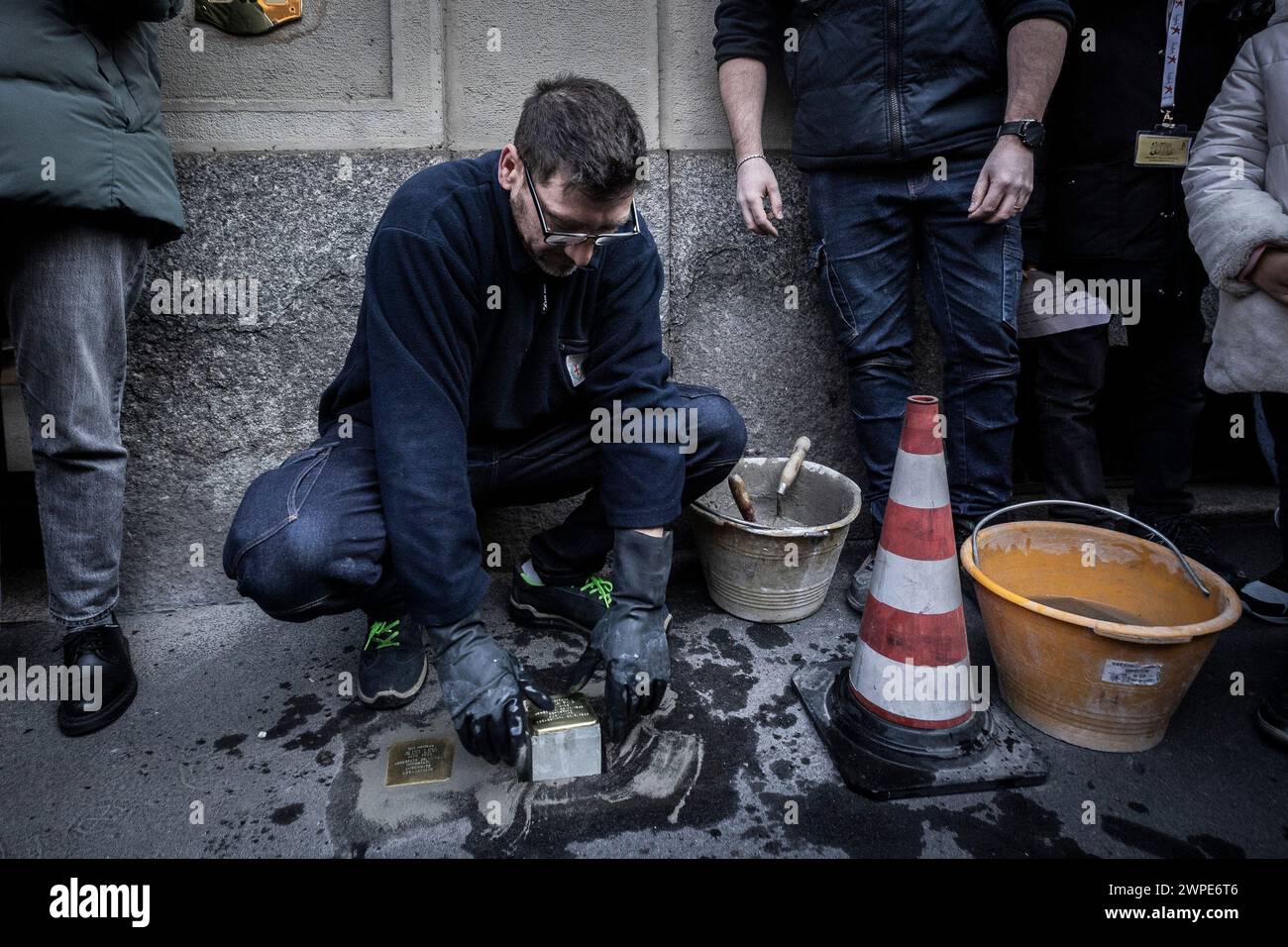 Milano, Italia. 7 marzo 2024. Posa delle pietre d'inciampo nelle strade di Milano, posa della pietra di Foà Bianca via Pompeo Cambiasi 3Milano, Italia - Cronaca Mercoledì, marzo 7, 2024. (Foto di Marco Ottico/Lapresse) posa di ostacoli per le strade di Milano Milano Milano, Italia - News mercoledì 7 marzo 2024. (Foto di Marco otto/Lapresse) credito: LaPresse/Alamy Live News Foto Stock