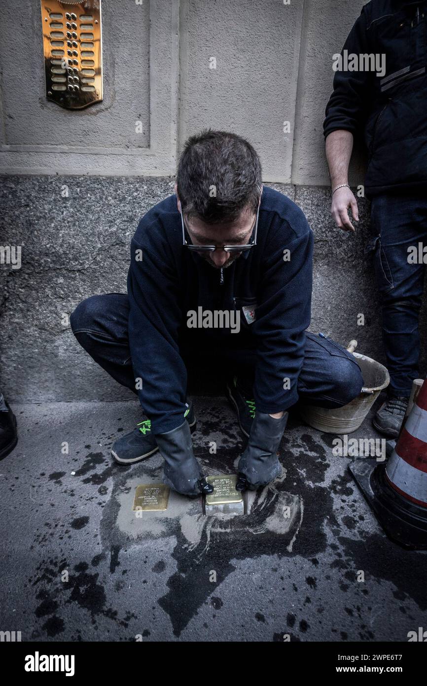 Milano, Italia. 7 marzo 2024. Posa delle pietre d'inciampo nelle strade di Milano, posa della pietra di Foà Bianca via Pompeo Cambiasi 3Milano, Italia - Cronaca Mercoledì, marzo 7, 2024. (Foto di Marco Ottico/Lapresse) posa di ostacoli per le strade di Milano Milano Milano, Italia - News mercoledì 7 marzo 2024. (Foto di Marco otto/Lapresse) credito: LaPresse/Alamy Live News Foto Stock