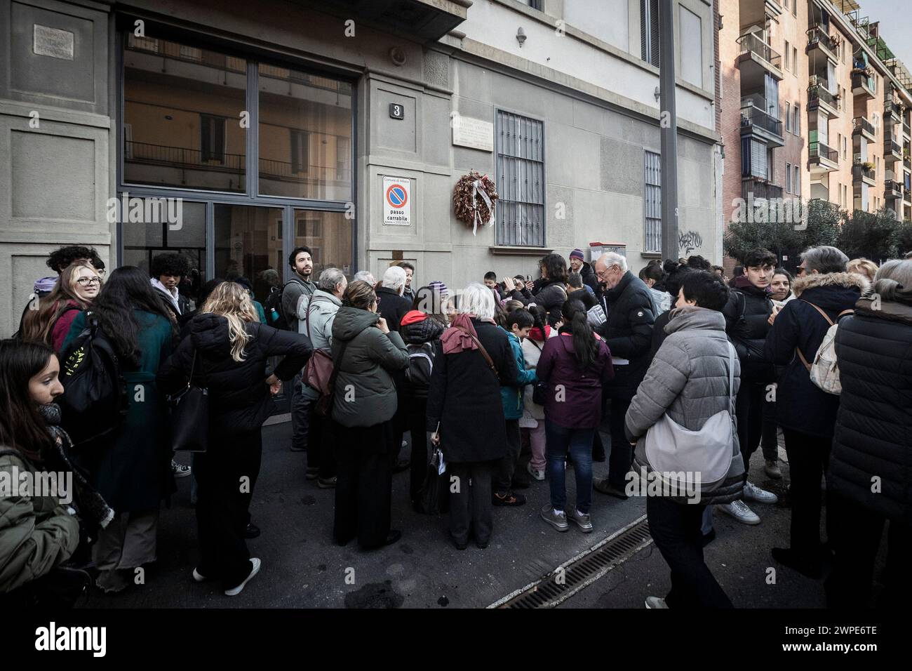 Milano, Italia. 7 marzo 2024. Posa delle pietre d'inciampo nelle strade di Milano, posa della pietra di Foà Bianca via Pompeo Cambiasi 3Milano, Italia - Cronaca Mercoledì, marzo 7, 2024. (Foto di Marco Ottico/Lapresse) posa di ostacoli per le strade di Milano Milano Milano, Italia - News mercoledì 7 marzo 2024. (Foto di Marco otto/Lapresse) credito: LaPresse/Alamy Live News Foto Stock