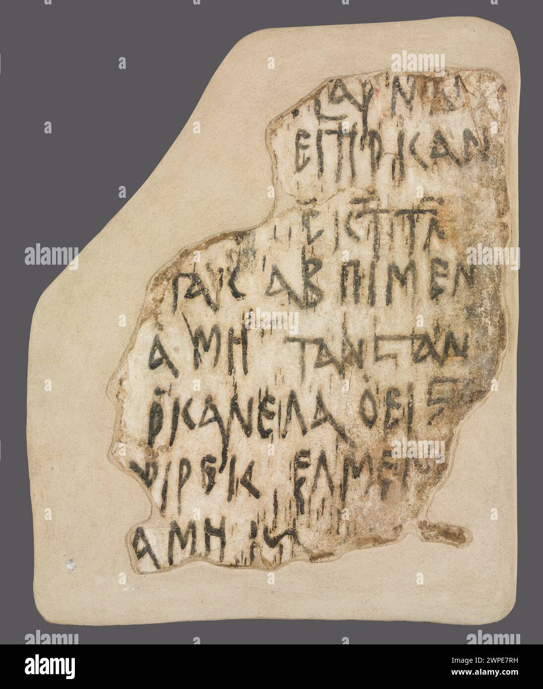 Frammento di gesso con iscrizione nella vecchia Terra; XI-XV secolo (1001-00-00-1500-00-00-00-00-00); Faras (Sudan), iscrizioni, iscrizioni Staronub, scavi polacchi a Faras (Sudan) Foto Stock