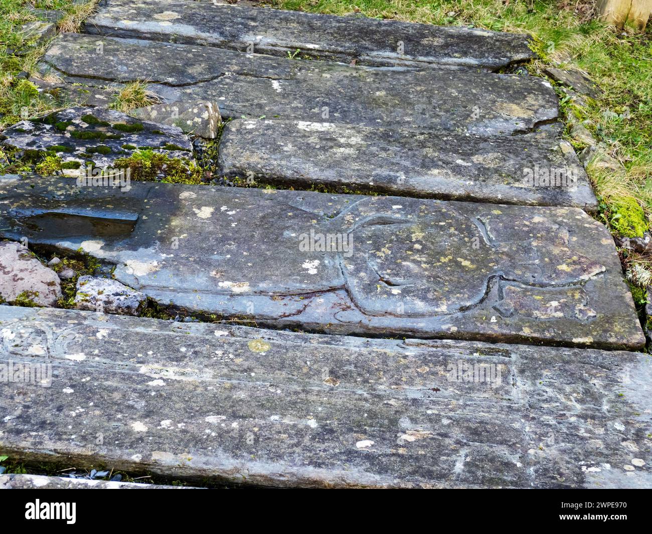 Antiche lastre di tomba incise da guerriero nella cappella Kildalton a Islay, Scozia, Regno Unito. Foto Stock