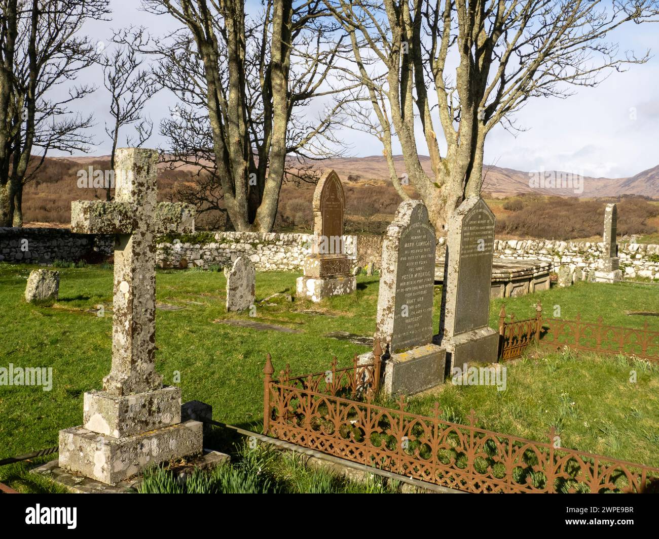 Vecchie tombe nel cimitero della cappella Kildalton a Islay, Scozia, Regno Unito. Foto Stock