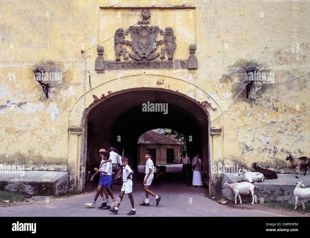 Sri Lanka, Galle; stemma della voc olandese come decorazione di una porta in un edificio storico risalente al periodo coloniale. Foto Stock