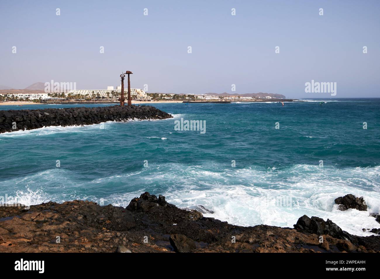 breakwater per playa de las cucharas Costa Teguise, Lanzarote, Isole Canarie, spagna Foto Stock