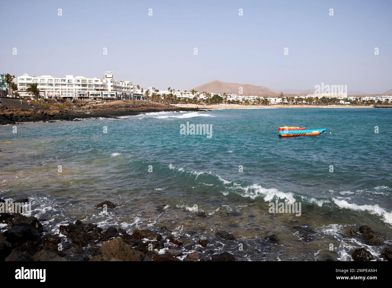 breakwater per playa de las cucharas Costa Teguise, Lanzarote, Isole Canarie, spagna Foto Stock