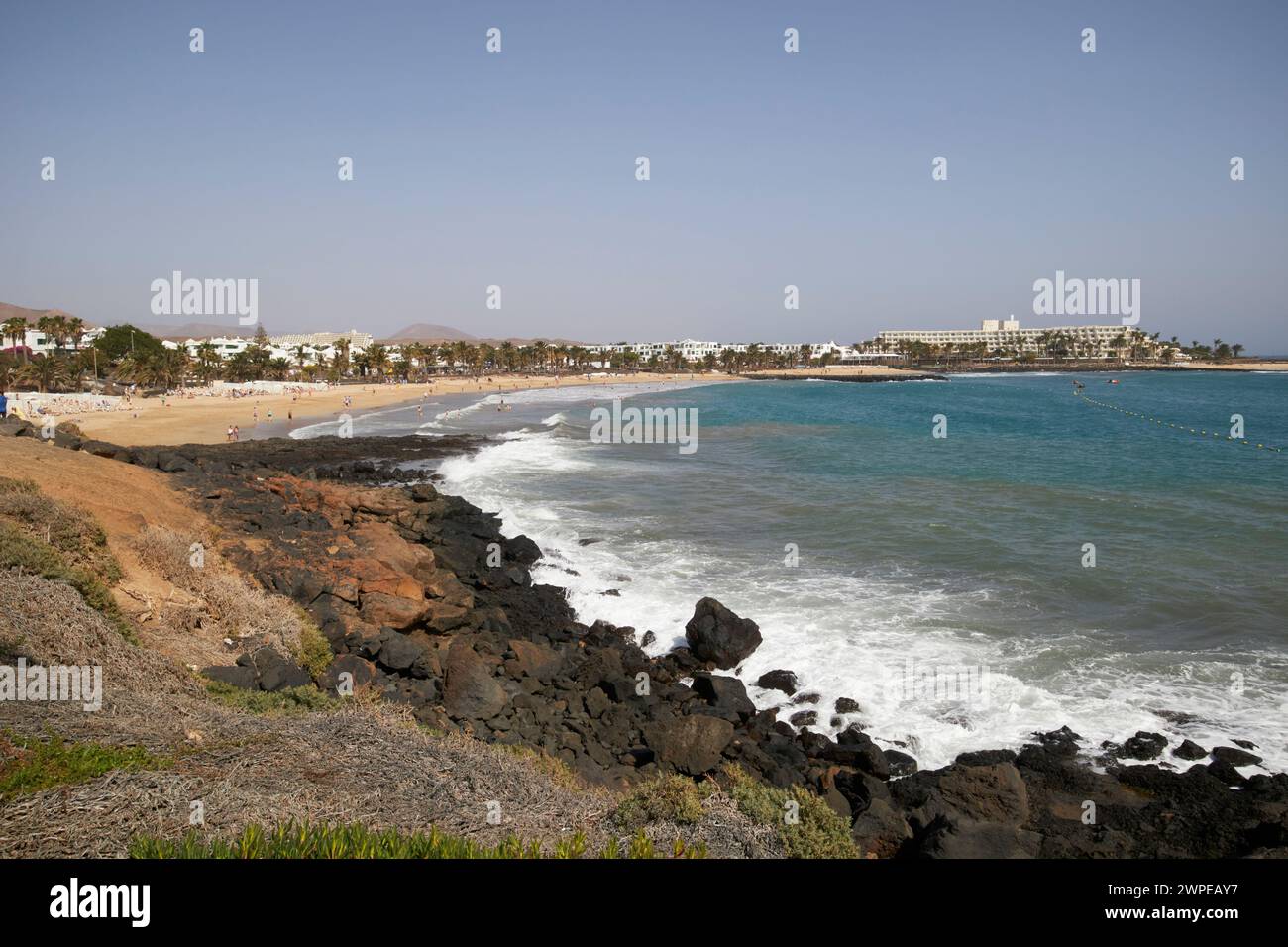 Costa rocciosa prima di playa de las cucharas Costa Teguise, Lanzarote, Isole Canarie, spagna Foto Stock