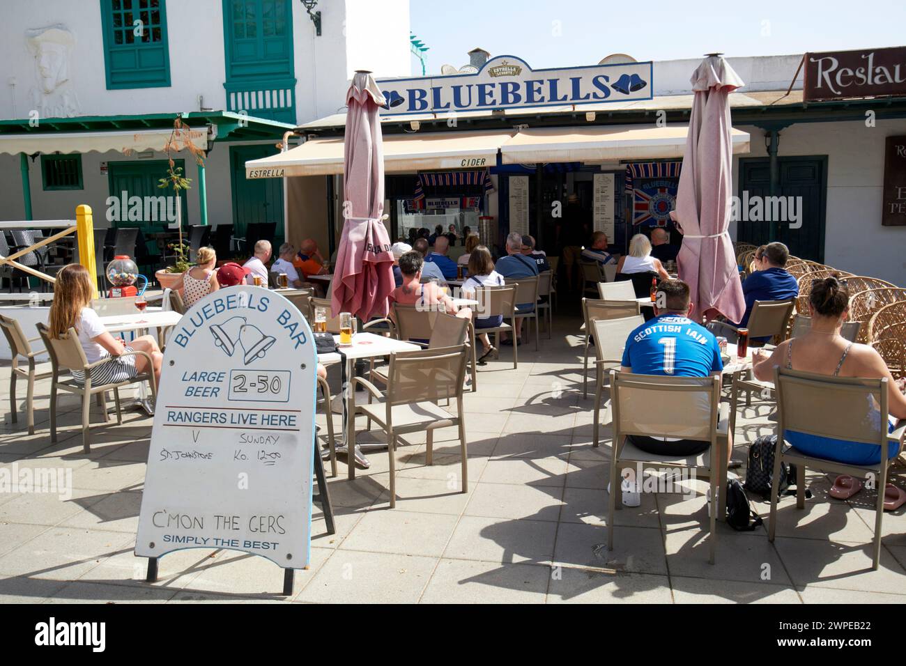Bluebells glasgow rangers bar scozzese nella città vecchia pueblo marinero Costa Teguise, Lanzarote, Isole Canarie, spagna Foto Stock