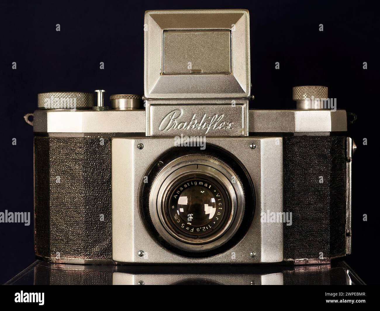 Fotocamera Praktiflex di Dresda, Germania dell'Est. Ha utilizzato il supporto per obiettivo M42 sviluppato da Carl Zeiss Jena nel 1938 per la linea Praktica. Foto Stock