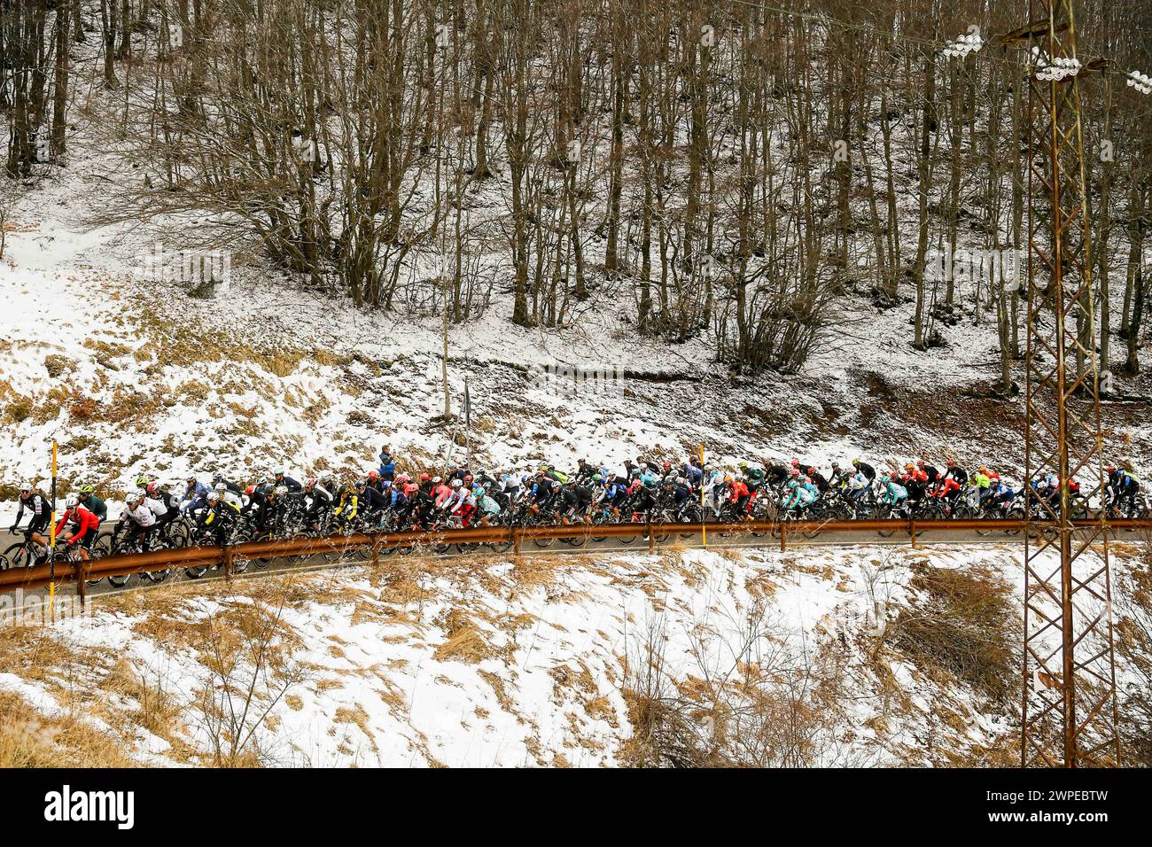 Giulianova, Italia. 7 marzo 2024. Cicli nella salita del Valico di Castelluccio durante la 59° Tirreno-Adriatico 2024, tappa 4 a km da Arrone a Giulianova il 7 marzo 2024 a Giulianova, Abruzzo, Italia. (Foto di Fabio Ferrari/LaPresse) credito: LaPresse/Alamy Live News Foto Stock