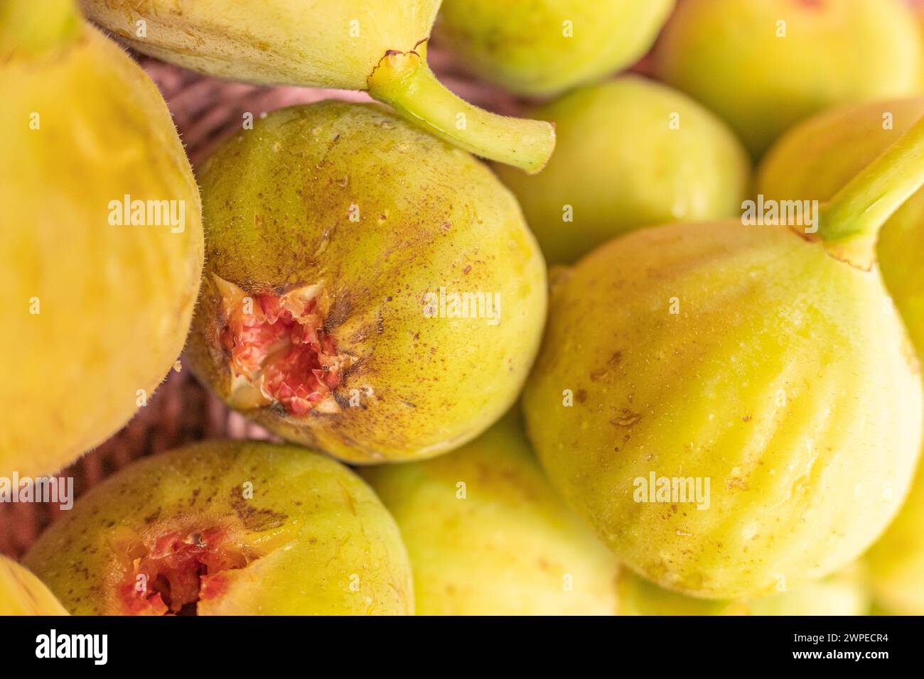 focalizzazione selettiva, fichi coltivati con metodo biologico in un cestello di vimini Foto Stock