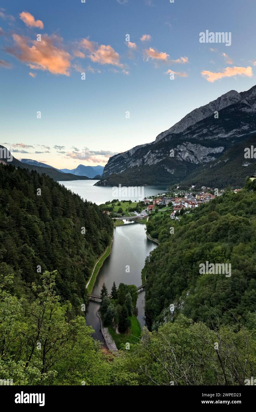 Il paese e il lago di Molveno immersi nelle Dolomiti di Brenta. In primo piano, il lago Bior. Trentino, Italia. Foto Stock