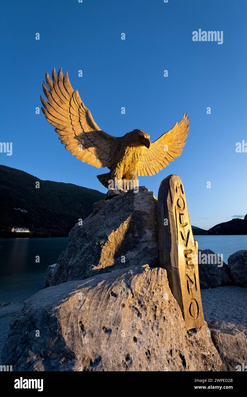 Scultura in legno che rappresenta un'aquila sulla riva del lago di Molveno. Trentino, Italia. Foto Stock