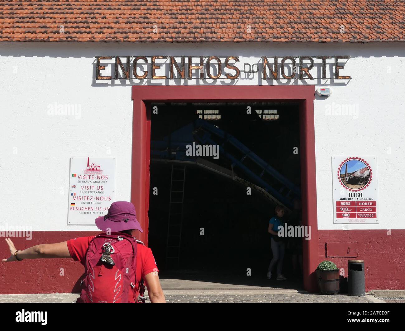 Porto da Cruz, Portogallo. 15 marzo 2023. Una guida turistica visita il tradizionale mulino di canna da zucchero, Companhia dos Engenhos do Norte, a Porto da Cruz, sulla costa settentrionale dell'isola atlantica di Madeira. Qui, la canna da zucchero viene trasformata in rum, aguardiente. Lo stabilimento di produzione ospita macchine, alcune delle quali hanno più di 100 anni. Credito: Beate Schleep/dpa/Alamy Live News Foto Stock