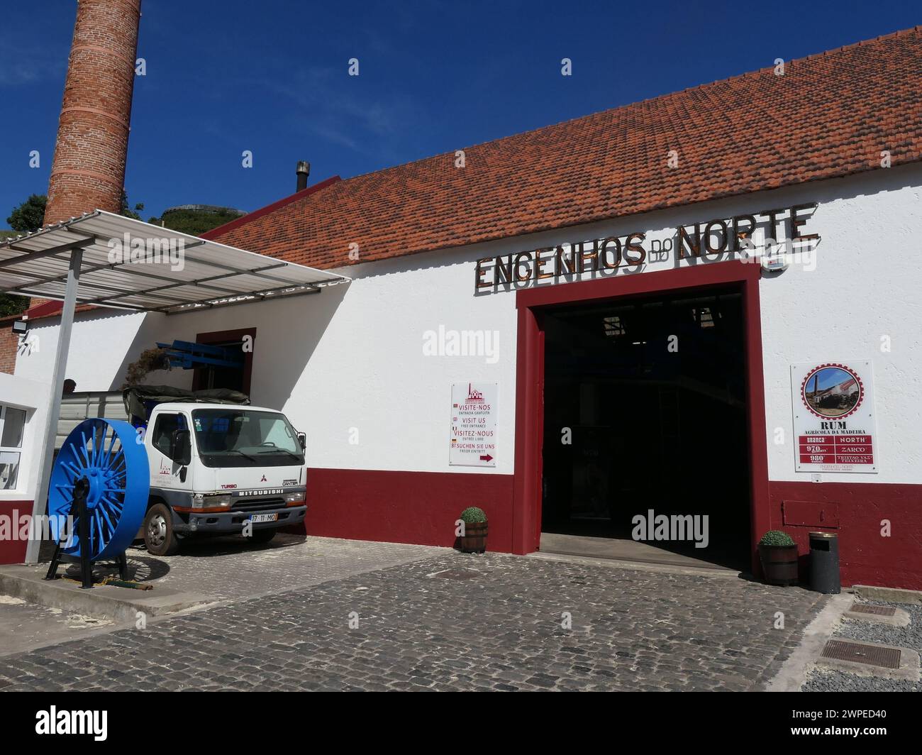 Porto da Cruz, Portogallo. 15 marzo 2023. Il tradizionale mulino di canna da zucchero, Companhia dos Engenhos do Norte, a Porto da Cruz, sulla costa settentrionale dell'isola atlantica di Madeira. La canna da zucchero viene trasformata in rum, aguardiente, qui. Lo stabilimento di produzione ospita macchine, alcune delle quali risalgono a oltre 100 anni fa. Credito: Beate Schleep/dpa/Alamy Live News Foto Stock