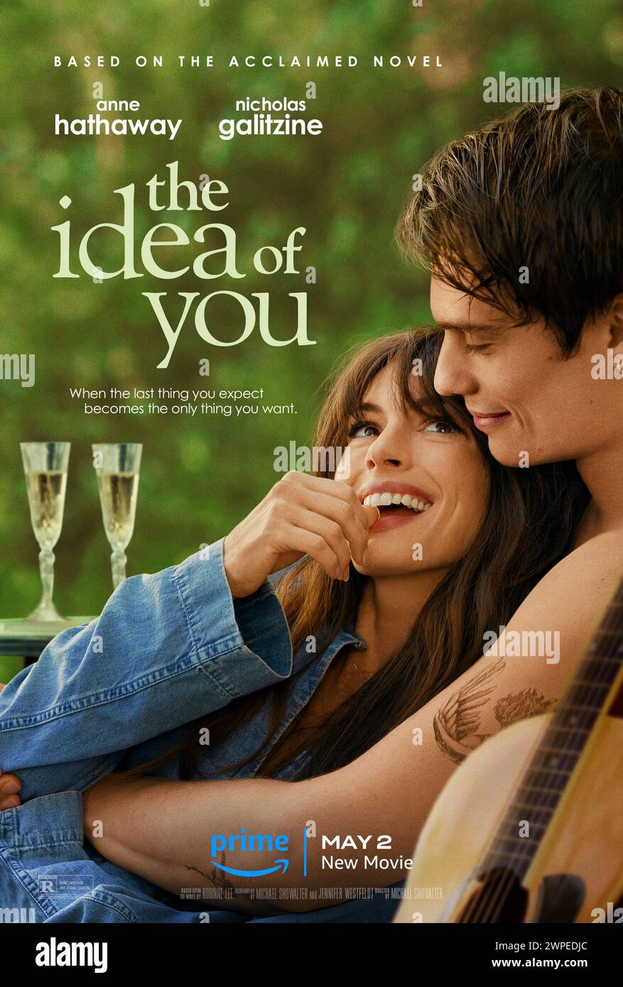 The idea of You (2024) diretto da Michael Showalter e interpretato da Anne Hathaway, Nicholas Galitzine e Ella Rubin. Solène, una mamma single di 40 anni, inizia un'inaspettata storia d'amore con Hayes Campbell, la cantante solista di August Moon, la boy band più in voga del pianeta. Foto Stock