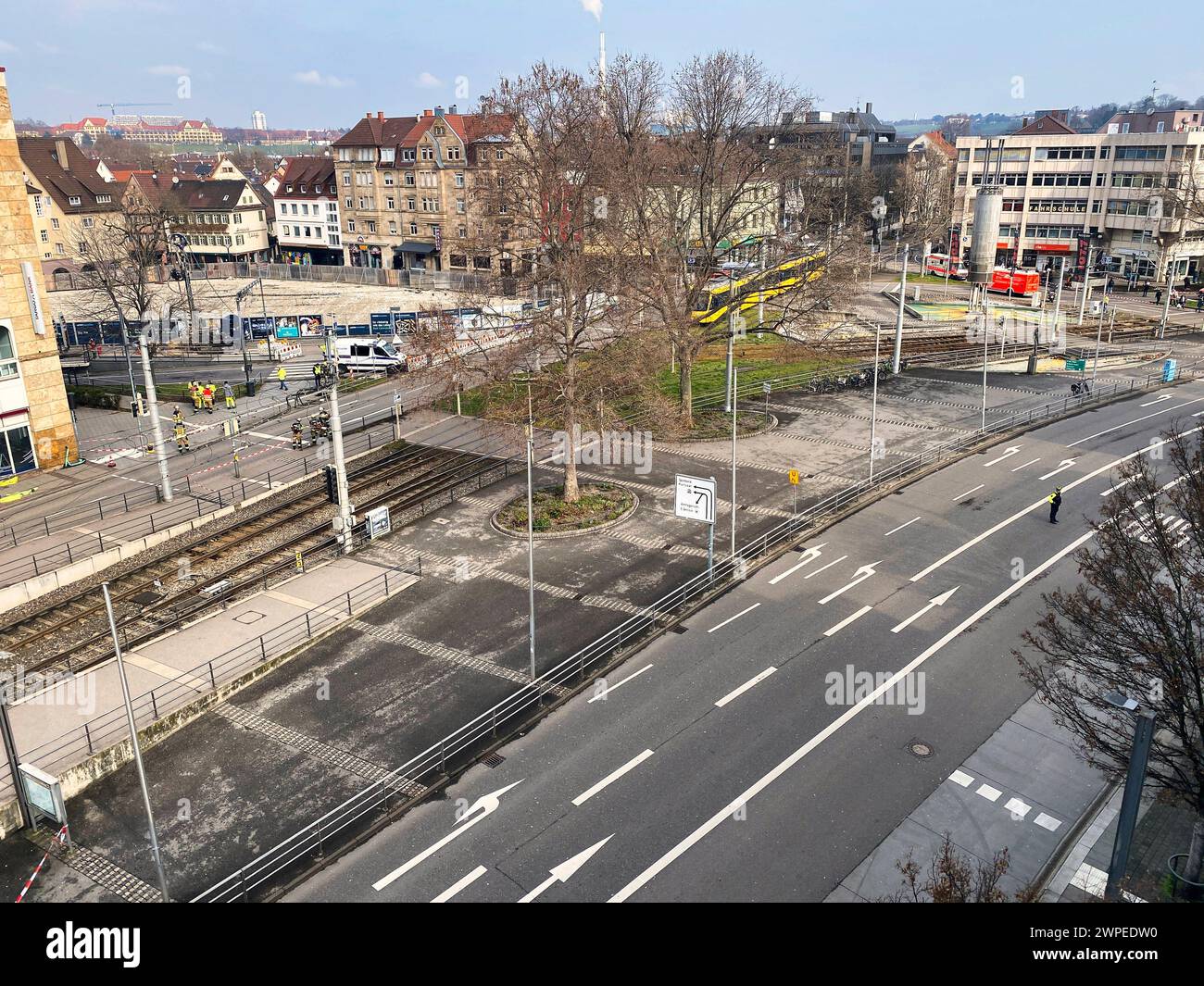 Sperrung, Evakuierung wegen Gasleck nach Bauarbeiten, Wilhelmsplatz, Bad-Cannstatt, Stoccarda, Baden-Wuerttemberg, Deutschland *** chiusura, evacuazione dovuta a perdite di gas dopo lavori di costruzione, Wilhelmsplatz, Bad Cannstatt, Stoccarda, Baden Wuerttemberg, Germania Foto Stock