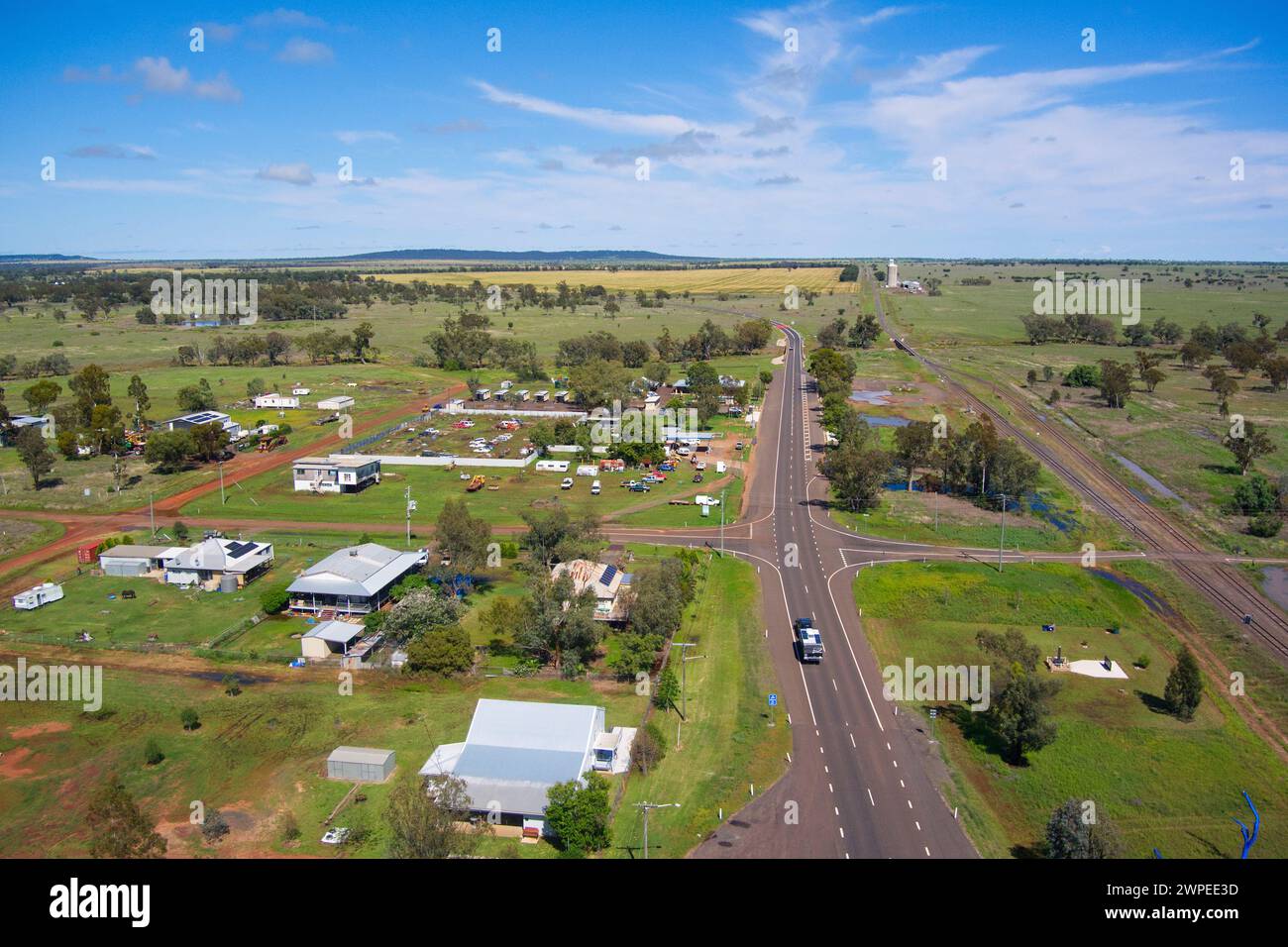 Aerea di un piccolo villaggio sulla Warrego Highway Muckadilla Queensland Australia Foto Stock