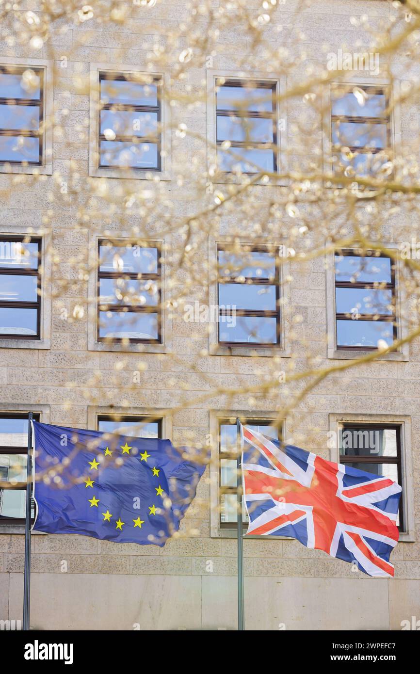 Die Flaggen von Grossbritannien und der Europaeischen Union wehen im Wind. Berlino, 07.03.2024. Fotografiert im Auftrag des Auswaertigen Amtes Berlin D Foto Stock