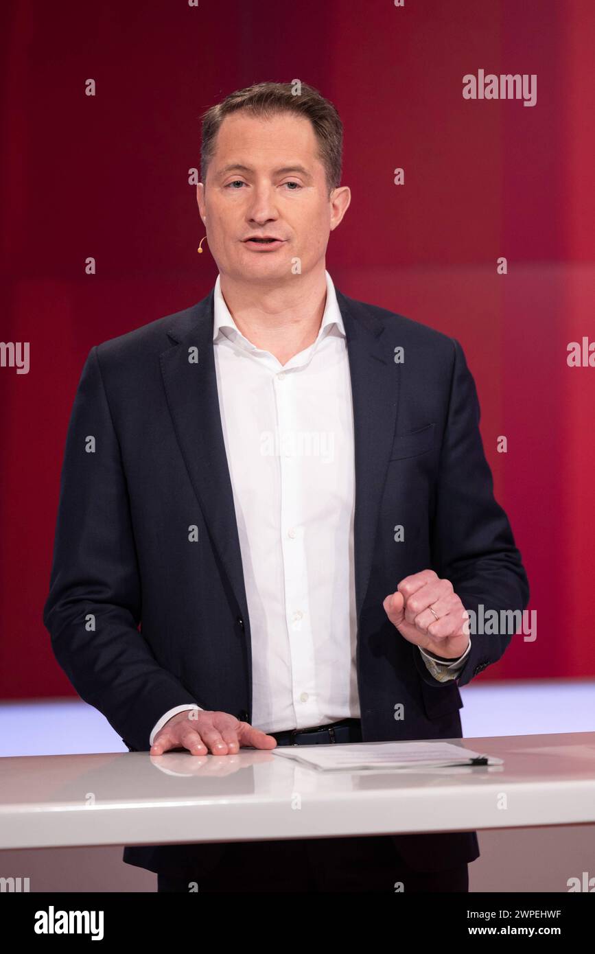 ProSiebenSat.1 Hat im vergangenen Geschaeftsjahr einen Umsatzrueckgang verzeichnet. Wie das Medienunternehmen am Donnerstag, 7.Maerz 2024 waehrend einer hybriden Bilanz-Pressekonferenz in Unterfoehring mitteilte, affondato der Konzernumsatz 2023 um 311 Millionen Euro auf 3.852 Milliarden Euro. IM foto vom 07.03.2024: Bilanz-Pressekonferenz mit dem Vorstandsvorsitzenden Bert Habets. Siehe epd-Meldung vom 07.03.2024 SOLO USO EDITORIALE *** ProSiebenSat 1 ha registrato una diminuzione dei ricavi nell'ultimo esercizio finanziario, come ha annunciato la società di media giovedì 7 marzo 2024 durante un pre-bilancio ibrido Foto Stock