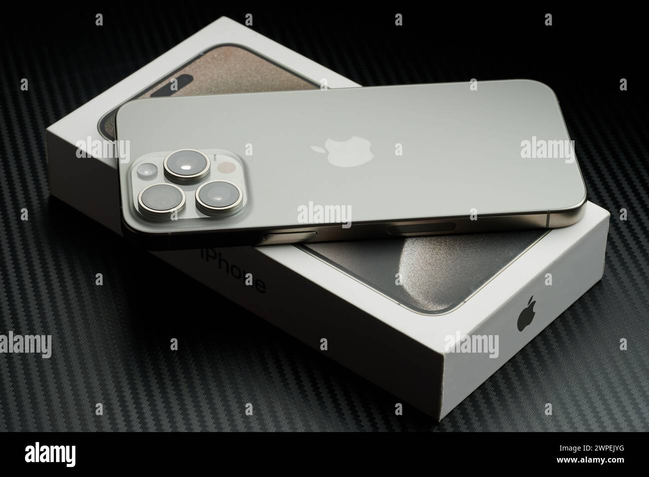 New York, USA - 23 gennaio 2024: Primo piano di Apple iPhone 15 pro max sulla scatola su sfondo nero Foto Stock