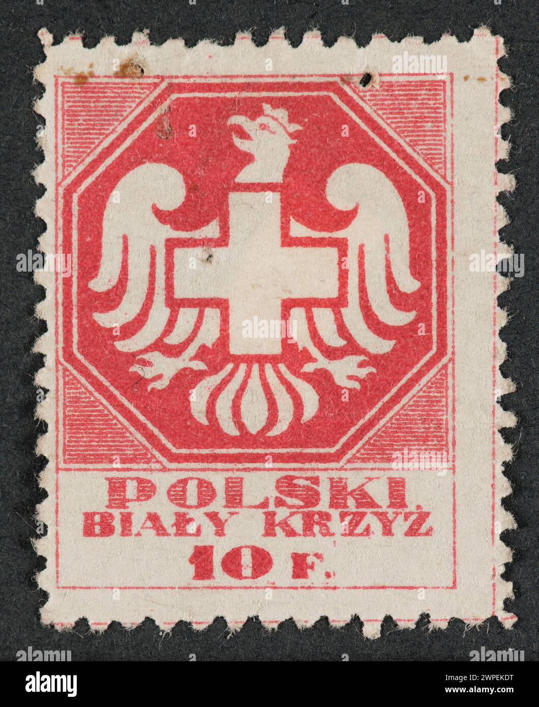 Un francobollo del 1918 che mostra un'aquila bianca con una croce bianca sul petto e un testo che indica la Croce Bianca polacca 10 F., utilizzato dalla Croce Bianca polacca dal 1918 al 1946. Foto Stock