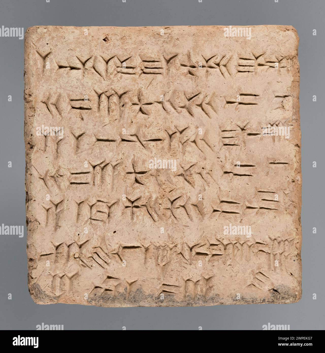 Un mattone inciso con il nome di re Salmanasar III, risalente al 858-824 a.C., utilizzato come parte di strutture architettoniche o cerimoniali nell'antica Assiria. Foto Stock