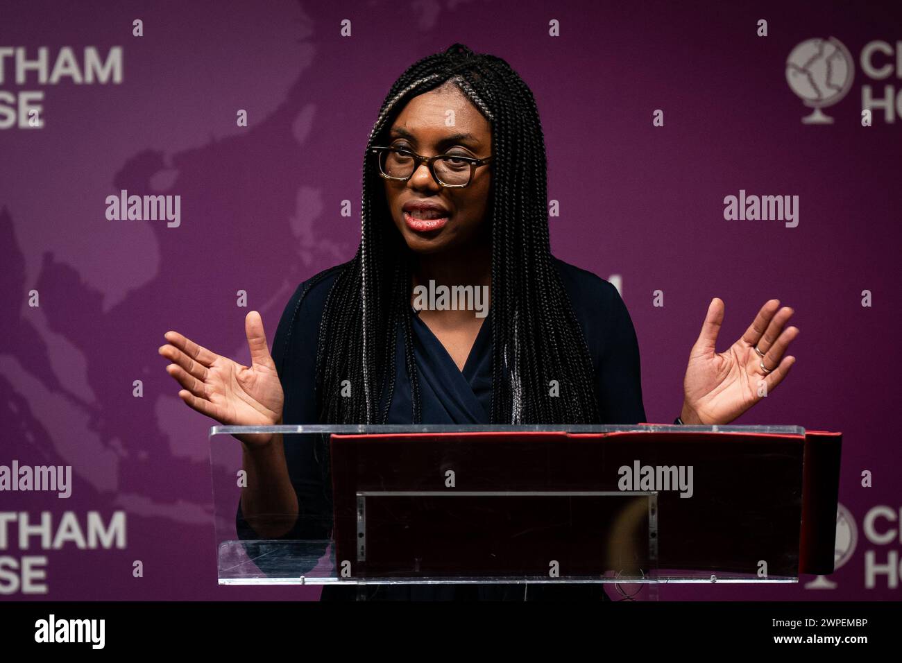 La segretaria d'affari Kemi Badenoch tiene il suo discorso di apertura alla Chatham House 2024 Global Trade Conference di Londra. Data foto: Giovedì 7 marzo 2024. Foto Stock