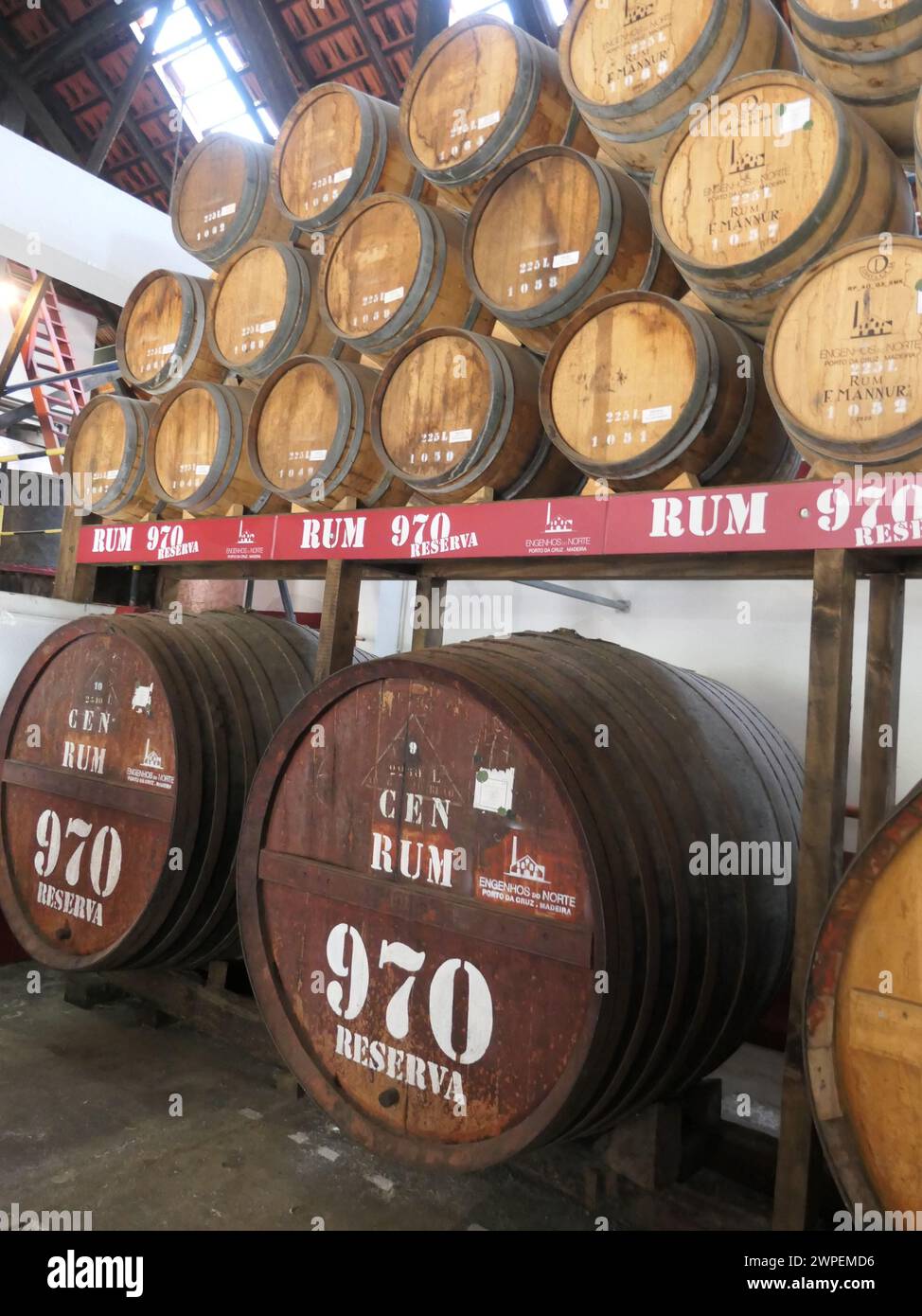 Porto da Cruz, Portogallo. 15 marzo 2023. Le botti di Rum 970 Reserva si trovano nel tradizionale mulino di canna da zucchero, Companhia dos Engenhos do Norte, a Porto da Cruz, sulla costa settentrionale dell'isola atlantica di Madeira. Qui, la canna da zucchero viene trasformata in rum, aguardiente. Lo stabilimento di produzione ospita macchine, alcune delle quali risalgono a oltre 100 anni fa. Credito: Beate Schleep/dpa/Alamy Live News Foto Stock