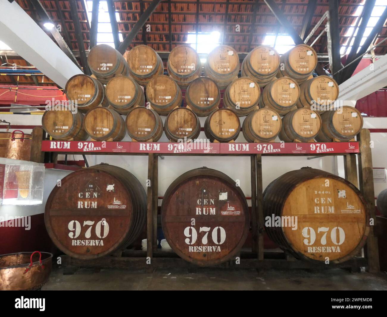 Porto da Cruz, Portogallo. 15 marzo 2023. Le botti di Rum 970 Reserva si trovano nel tradizionale mulino di canna da zucchero, Companhia dos Engenhos do Norte, a Porto da Cruz, sulla costa settentrionale dell'isola atlantica di Madeira. Qui, la canna da zucchero viene trasformata in rum, aguardiente. Lo stabilimento di produzione ospita macchine, alcune delle quali risalgono a oltre 100 anni fa. Credito: Beate Schleep/dpa/Alamy Live News Foto Stock