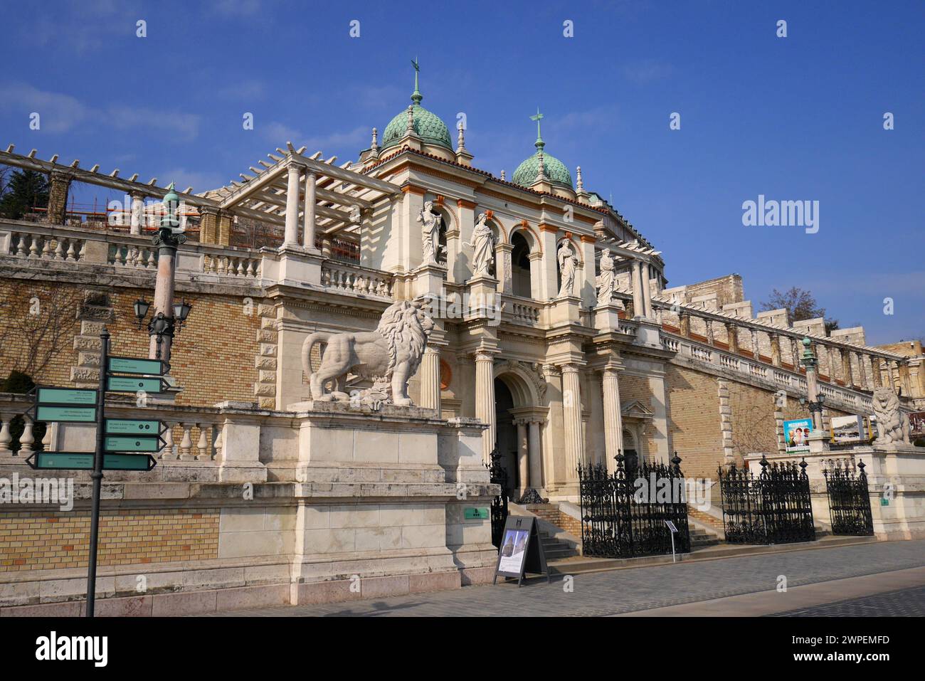 Il restaurato bazar di Varkert, il quartiere del castello, Budapest, Ungheria Foto Stock