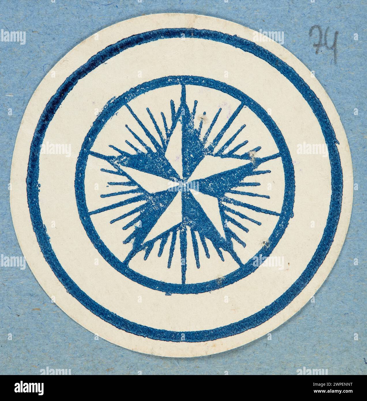 Questa stampa circolare, datata intorno al 1913-1921, raffigura stelle bianche, illustrando il disegno grafico polacco dell'inizio del XX secolo e motivi simbolici. Foto Stock