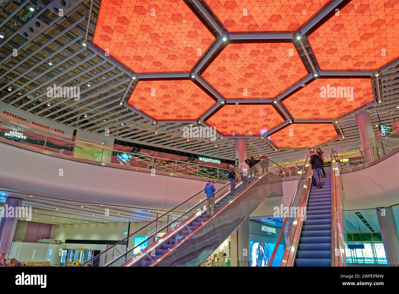 Atrio nell'area ospitalita' del terminal 2 presso l'Aeroporto di Manchester, Inghilterra. Foto Stock