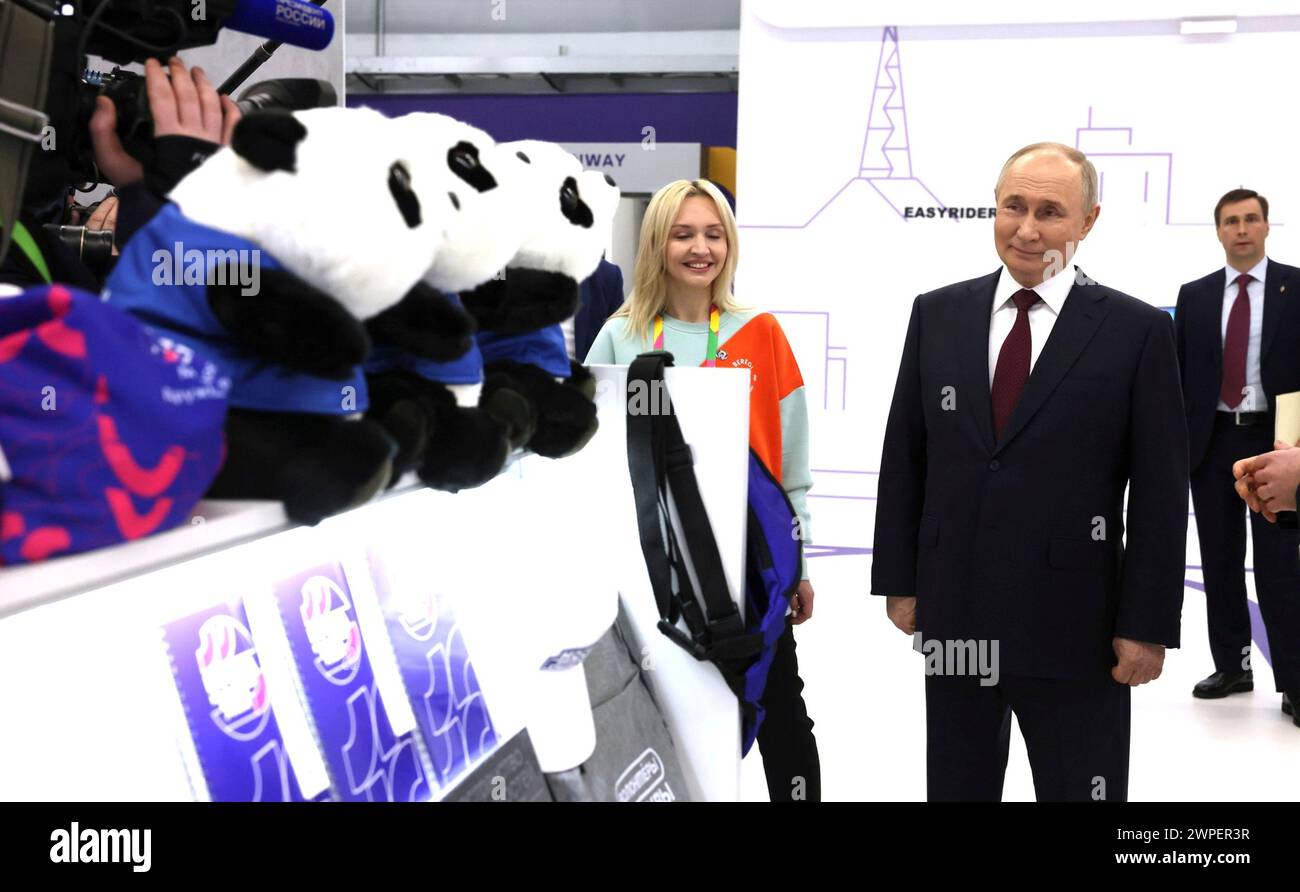 Sirius, Russia. 6 marzo 2024. Il presidente russo Vladimir Putin, a destra, visita le sedi espositive al Festival Mondiale della Gioventù 2024 tenutosi presso il territorio federale di Sirius, 6 marzo 2024 a Sochi, regione di Krasnodar, Russia. Crediti: Mikhail Metzel/piscina del Cremlino/Alamy Live News Foto Stock