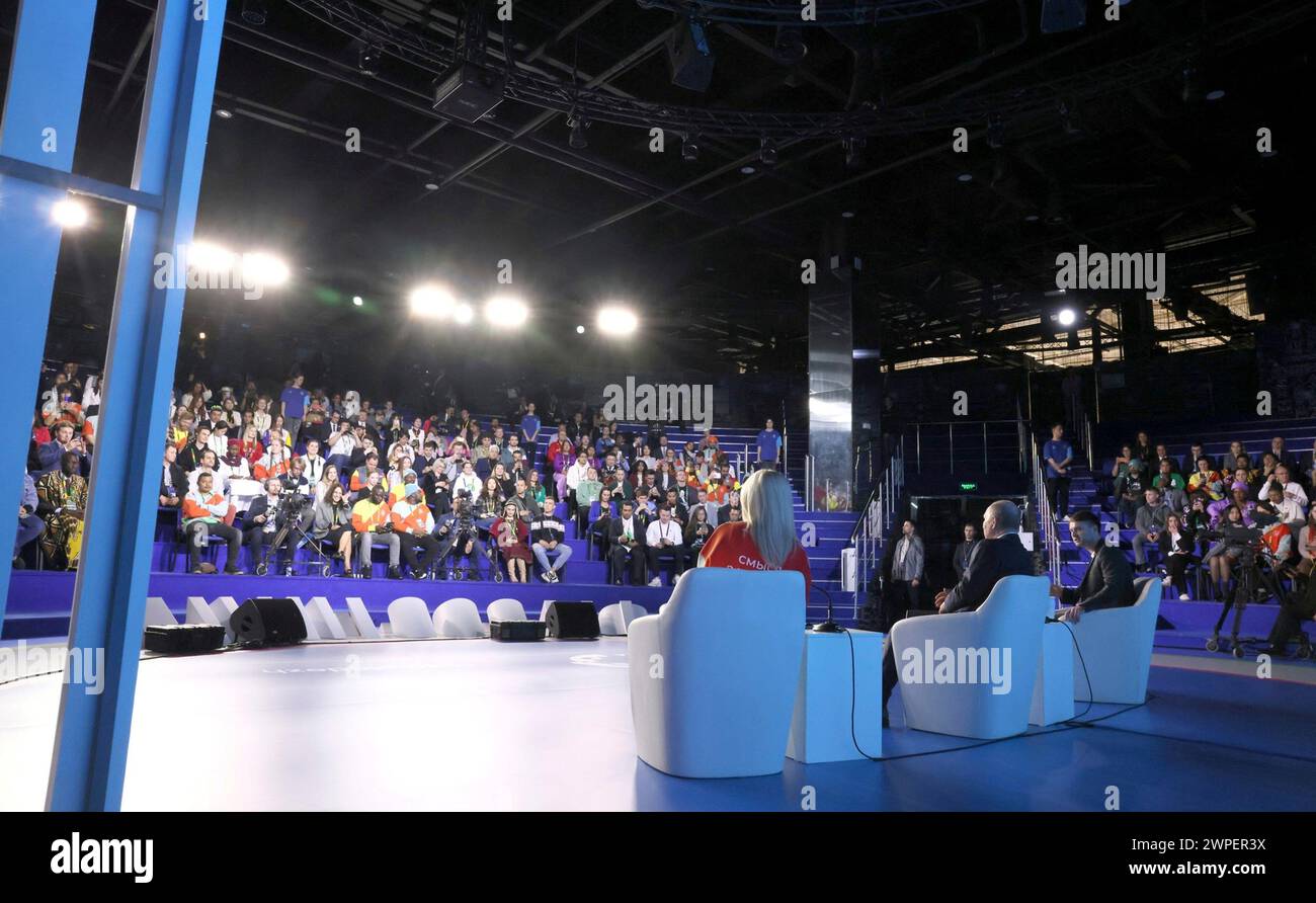 Sirius, Russia. 6 marzo 2024. Il presidente russo Vladimir Putin incontra i partecipanti al Festival Mondiale della Gioventù 2024 tenutosi presso il territorio federale di Sirius, il 6 marzo 2024 a Sochi, regione di Krasnodar, Russia. Crediti: Mikhail Metzel/piscina del Cremlino/Alamy Live News Foto Stock