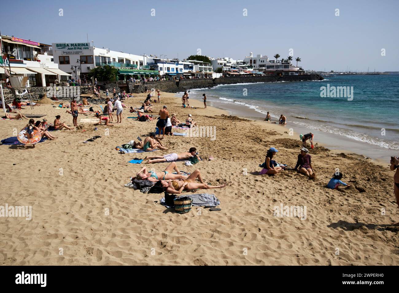 Popolare destinazione invernale al sole playa blanca Beach, Lanzarote, Isole Canarie, spagna Foto Stock